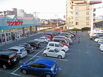 サンカクヤ姪浜店セールの様子